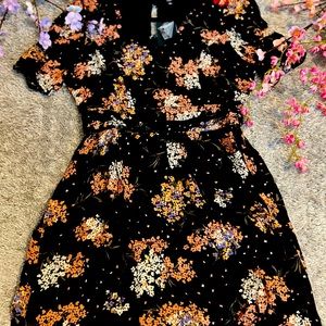 Women’s Short Sleeve V-Neck Floral Mini Dress